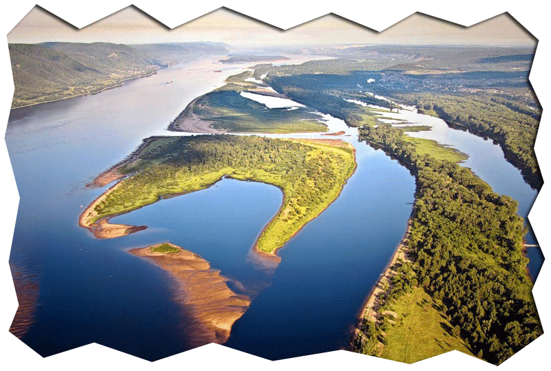 Косы реки Волга (Ра). Слева на фото Жигулёвские Горы